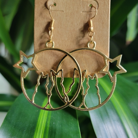 Cat and Star gold tone circular dangle earrings. - Picture 4 of 4